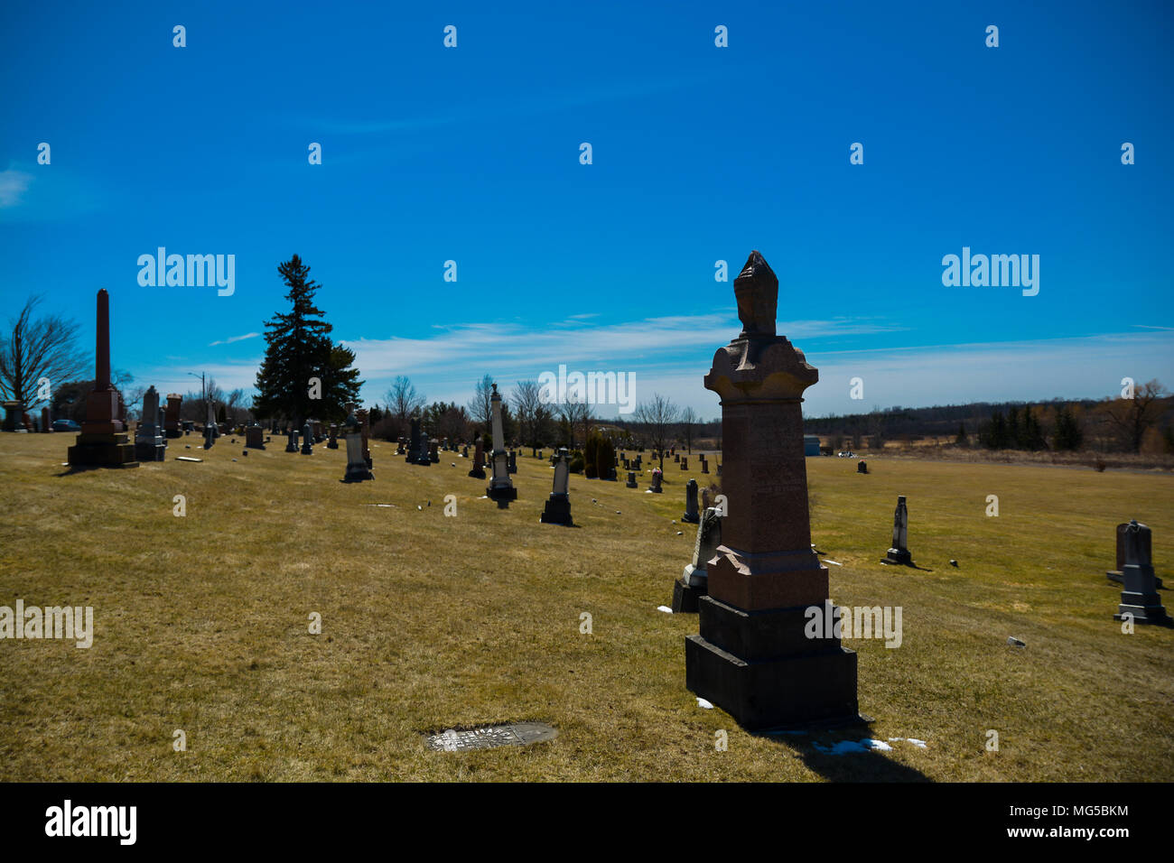 Friedhof Grab Steine im Friedhof mit Schnitzereien auf Stein Stockfoto