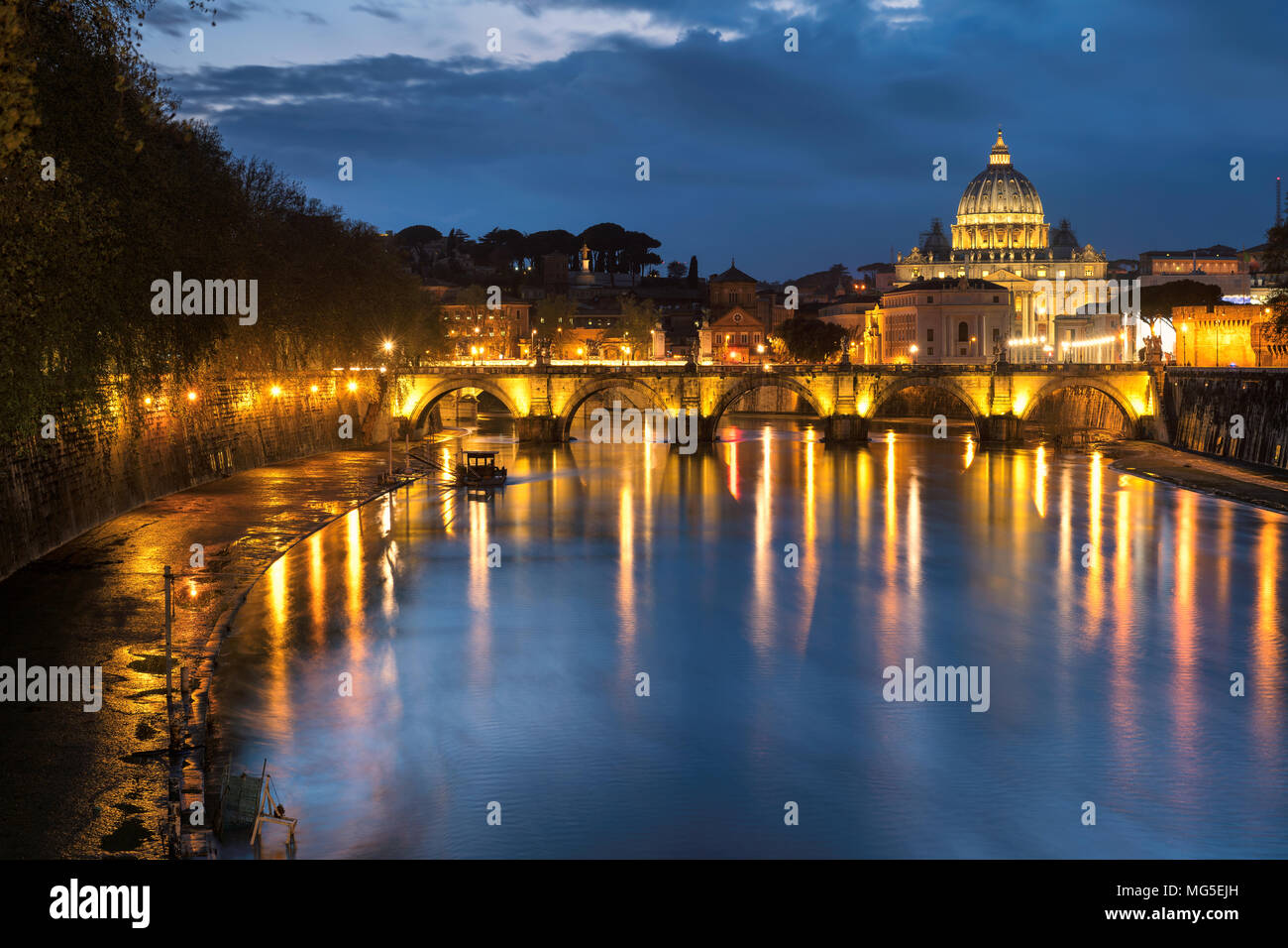 Ausblick bei Nacht der Dom St. Peter in Rom, Italien. Stockfoto