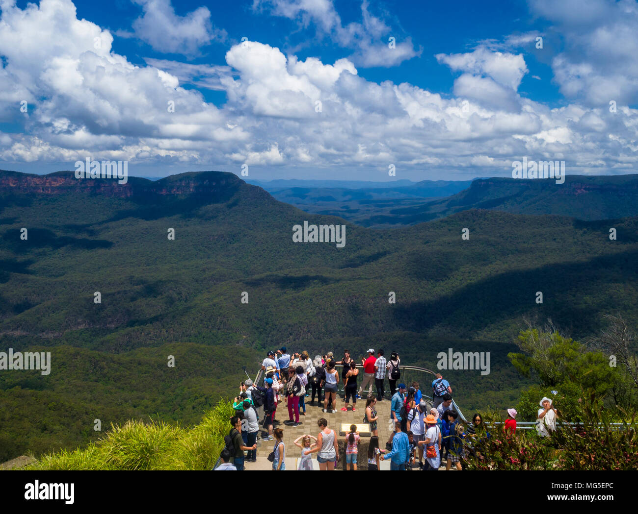Queen Elizabeth Lookout am Echo Point mit Blick über das Jamison Valley, Blue Mountains National Park, New South Wales, Australien Stockfoto