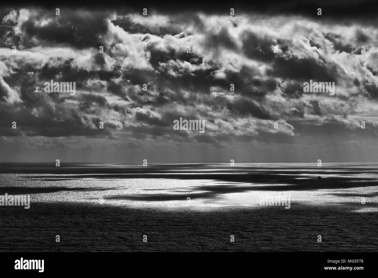 Eine einfache Seascape in Schwarz und Weiß aus Dorset coast übernommen. Stockfoto