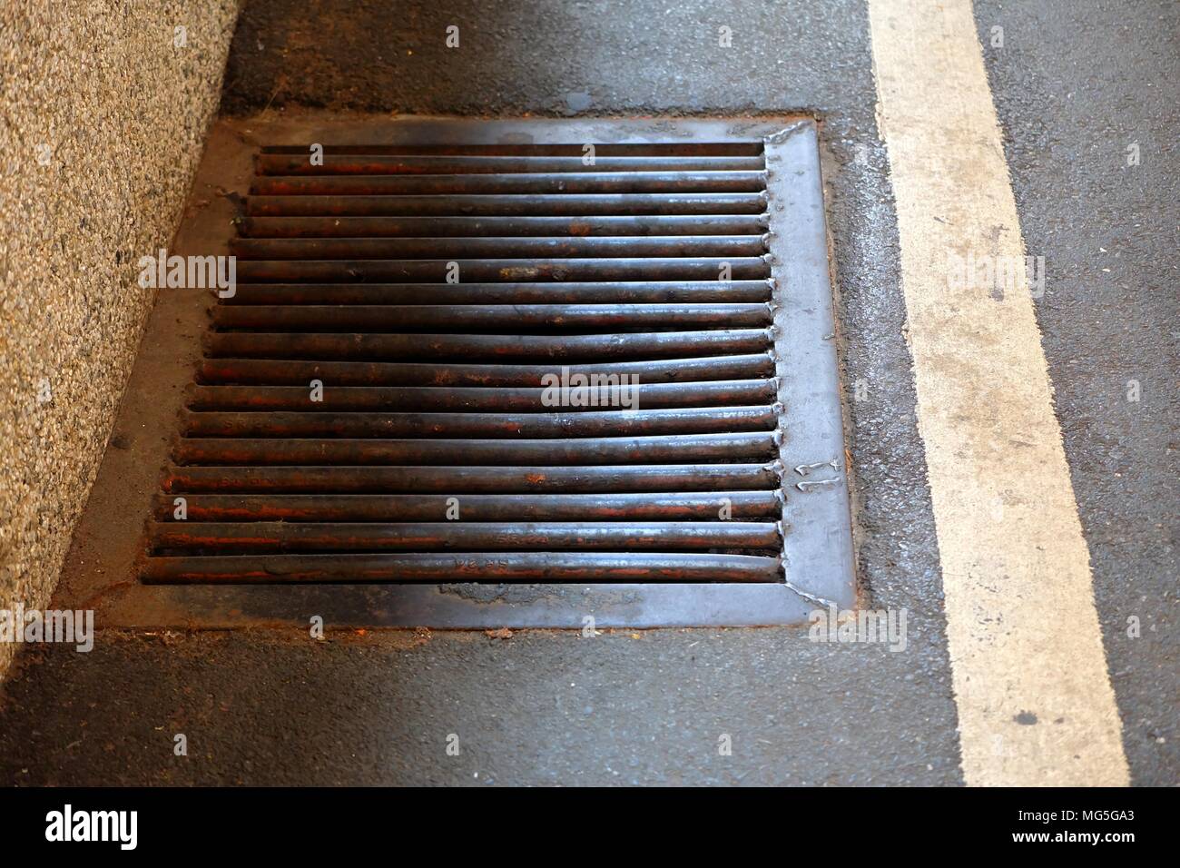 Ablassventil am Boden. Stockfoto