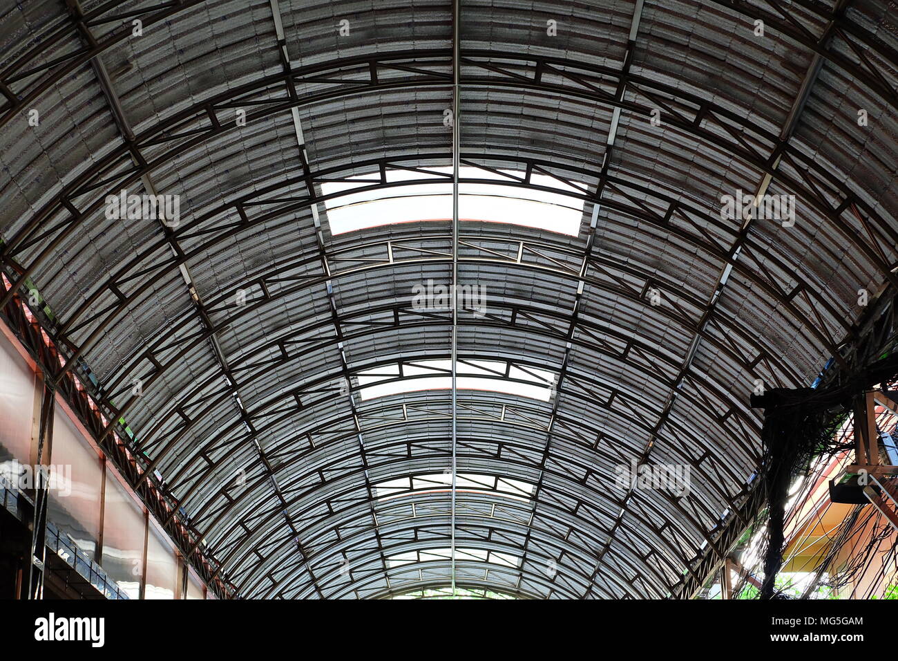 Dach mit Aluminiumfolie Isolierung Stockfotografie - Alamy