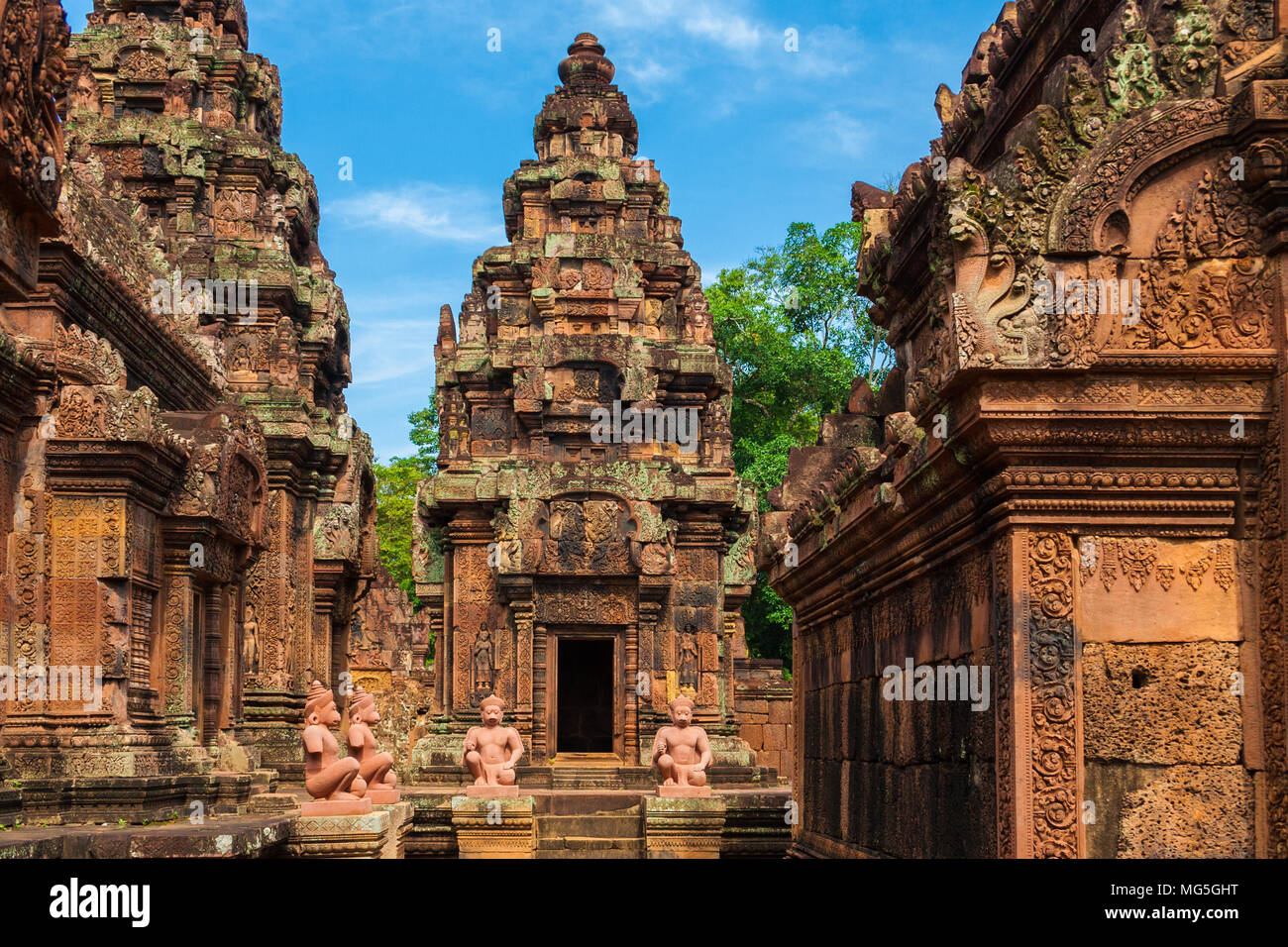 Schöne Sicht auf die nach Osten gerichtete Fassade des Nordens Heiligtum Turm der Kambodschanischen Banteay Srei (Zitadelle der Frauen) Tempel. Stockfoto