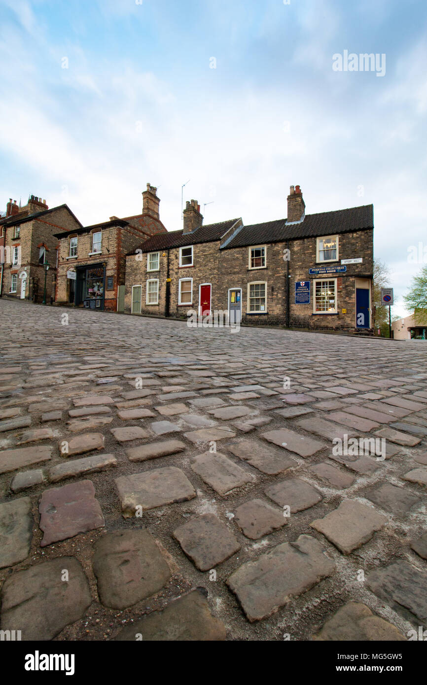 Der Blick auf den steilen Hügel in Lincoln. Die Straße führt in die Kathedrale von Lincoln auf der Spitze des Hügels. Für Pilger ihren Weg in die Kathedrale bekannt Stockfoto