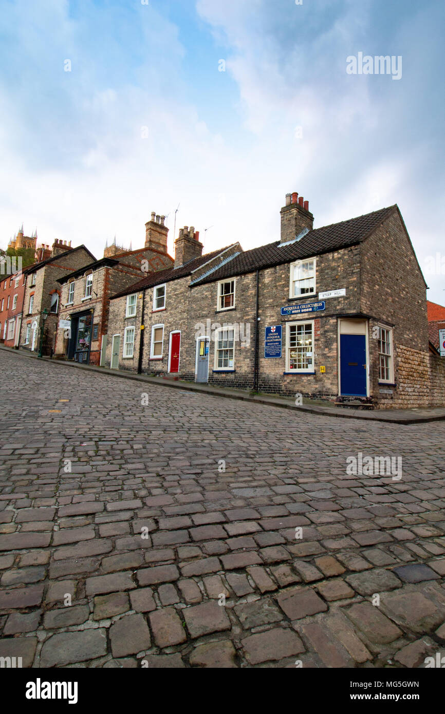 Der Blick auf den steilen Hügel in Lincoln. Die Straße führt in die Kathedrale von Lincoln auf der Spitze des Hügels. Für Pilger ihren Weg in die Kathedrale bekannt Stockfoto