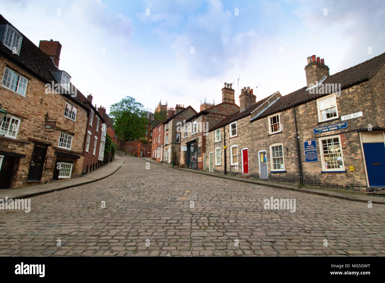 Der Blick auf den steilen Hügel in Lincoln. Die Straße führt in die Kathedrale von Lincoln auf der Spitze des Hügels. Für Pilger ihren Weg in die Kathedrale bekannt Stockfoto