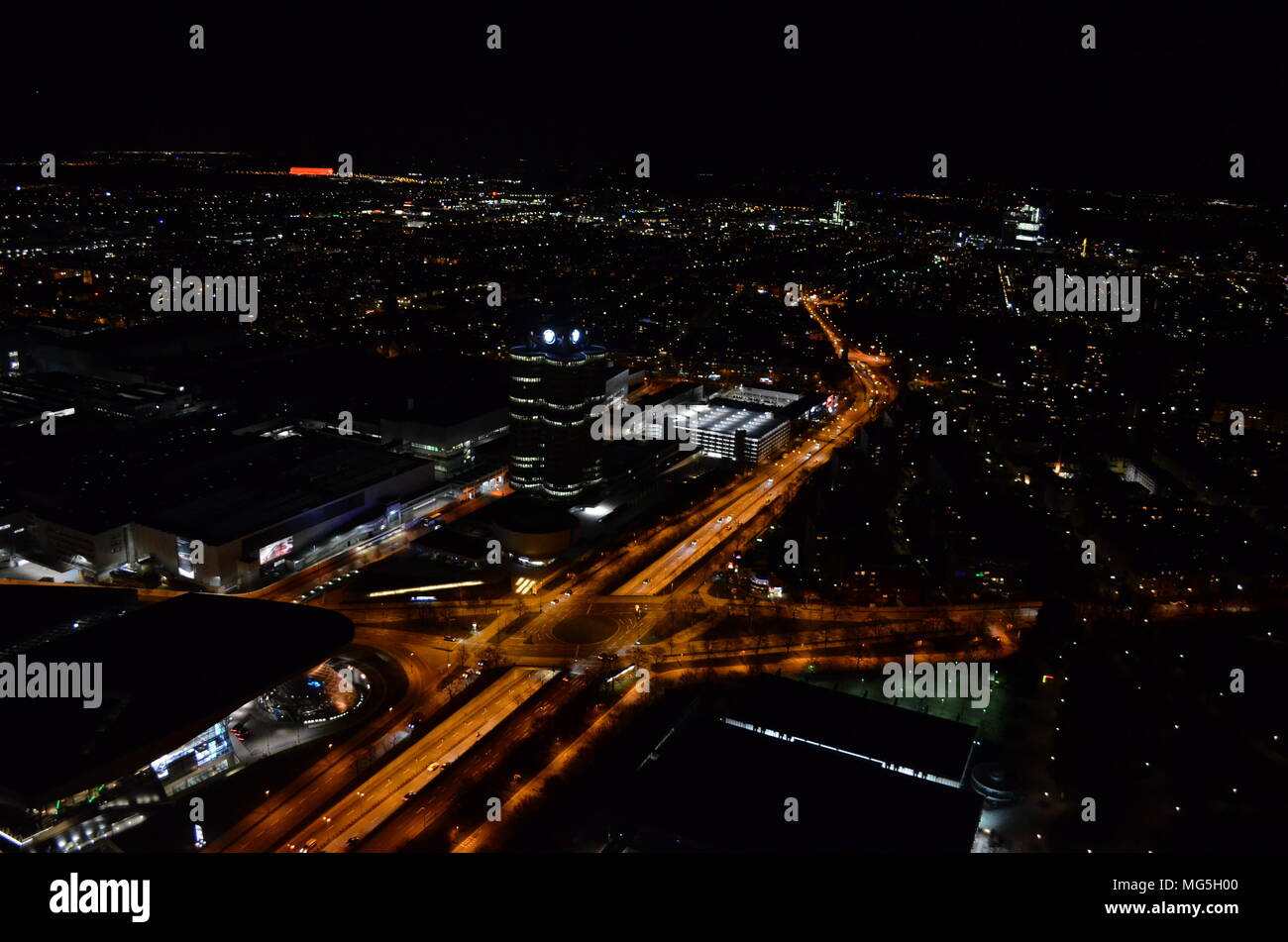 Schone Lichter Und Helle Strassen Von Munchen In Deutschland Wahrend Der Nacht Stockfotografie Alamy