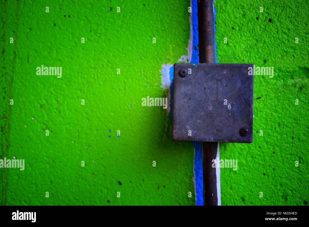 Elektrische Feld auf grünem Beton Wand. Stockfoto