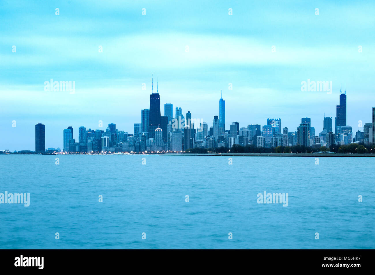 Downtown Skyline der Stadt in der Dämmerung, Chicago, Illinois, USA Stockfoto