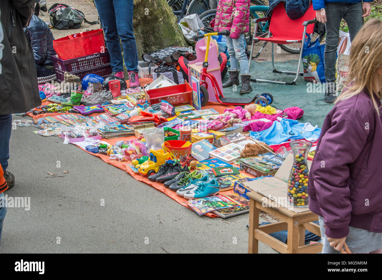 Verkauf von alten Sachen auf Kingsday Amsterdam Stockfoto