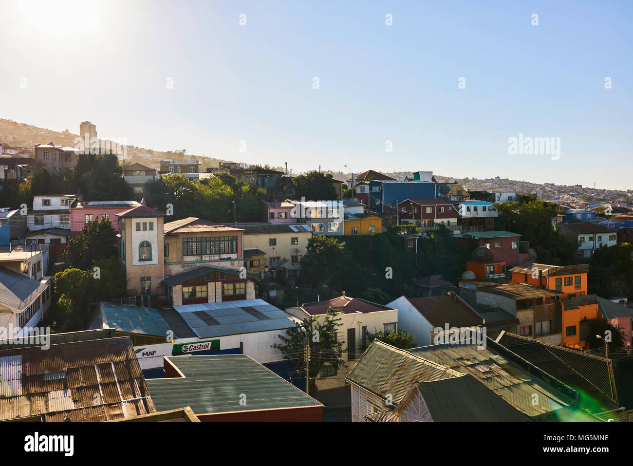 Cerro Concepcion Nachbarschaft in Valparaiso, Chile. Vielzahl von bunten Häusern auf dem Concepcion Hügel sitzen. Weite Einstellung. Stockfoto