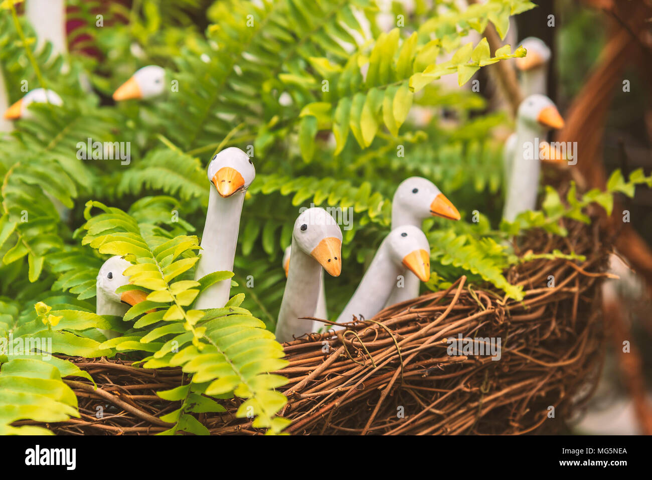Keramik Vögel in fake Nest, niedliche Garten Dekor. Stockfoto