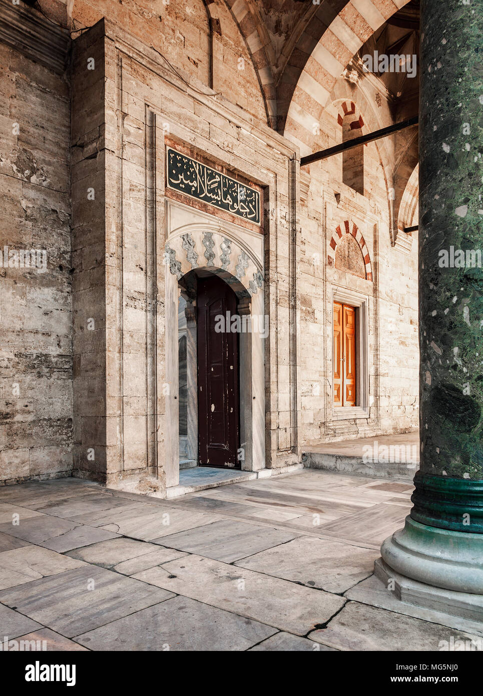 Mauerwerk und Türen im Innenhof der Beyazit Moschee. Istanbul, Türkei. Stockfoto