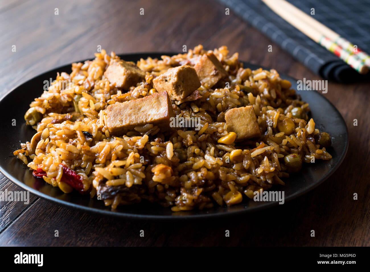 Veggie gebratener Reis mit Tofu/Pilav Reis oder pilaw. Traditionelle Speisen. Stockfoto