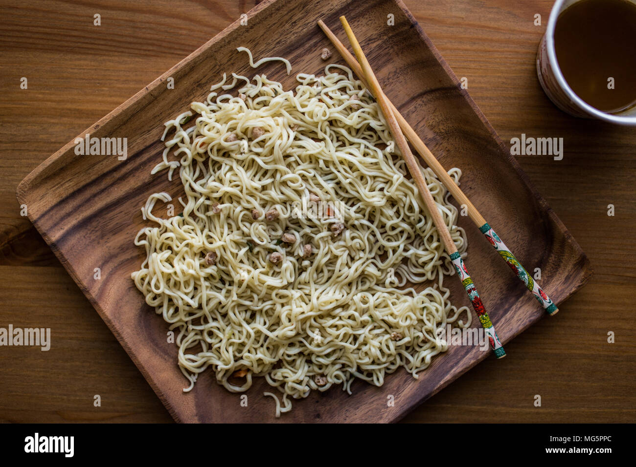 Nudeln sind ein Grundnahrungsmittel in vielen Kulturen aus ungesäuerten Teig die gestreckt ist, extrudierte oder Kaltgewalztem und zu einer Vielzahl von sh Cut Stockfoto