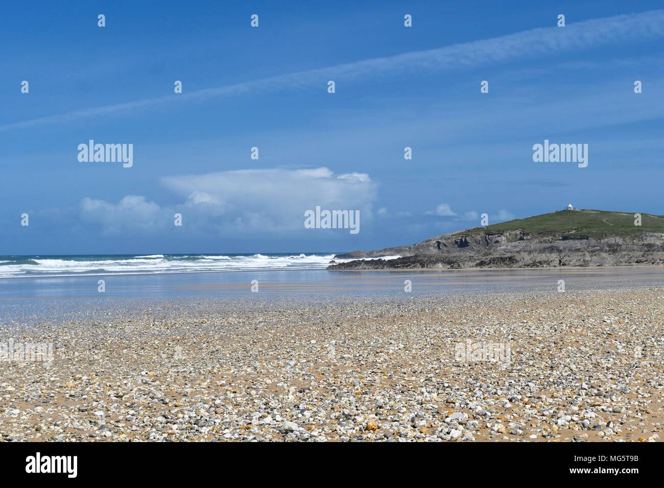 Wellen auf den Fistral Beach in Newquay Stockfoto