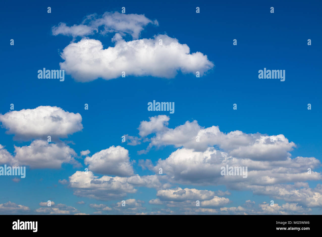 Weiße Wolken im blauen Himmel Stockfoto