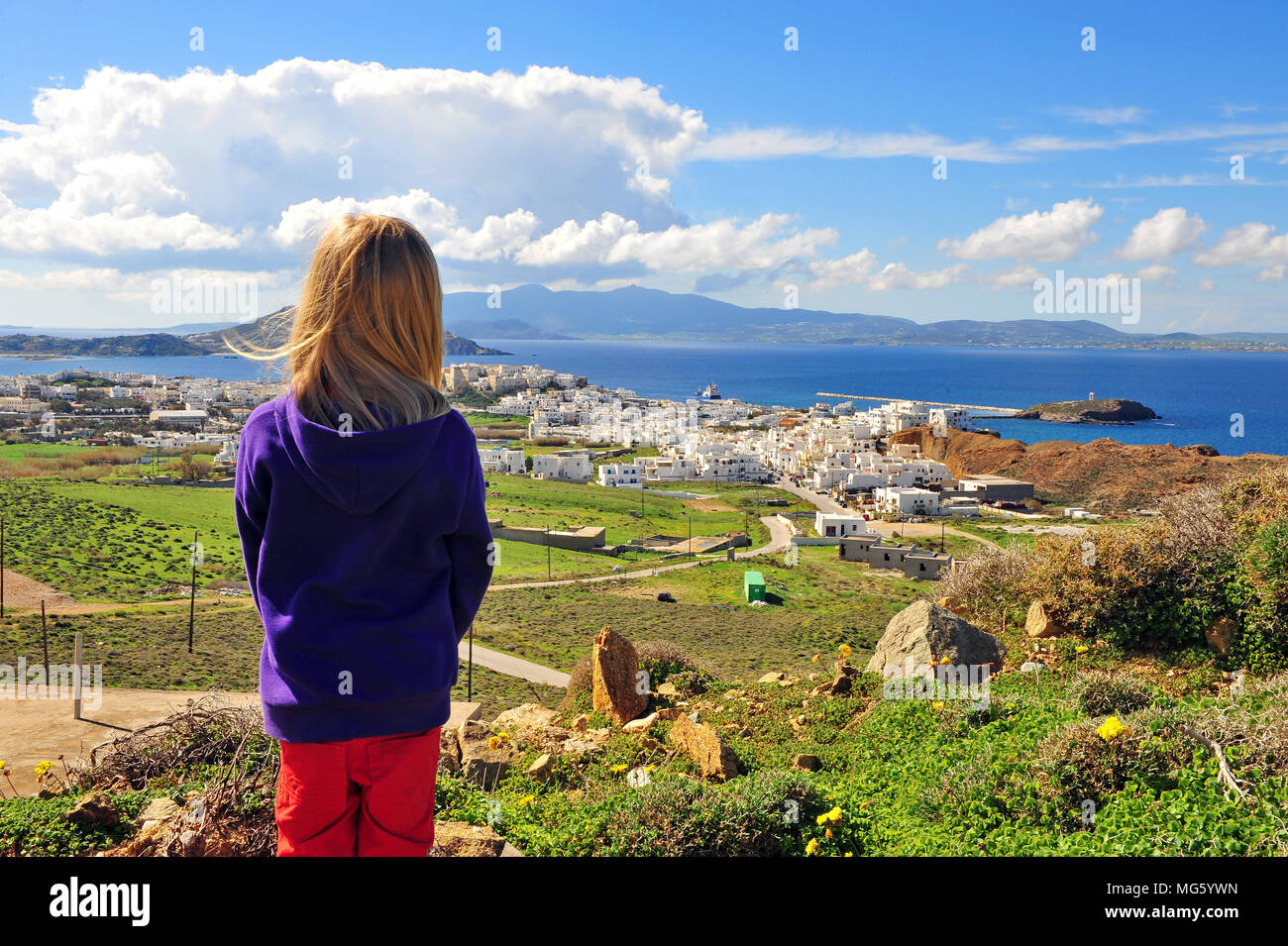 Wenig stehenden Reisenden am Aussichtspunkt von Naxos, Kykladen, Griechenland Stockfoto