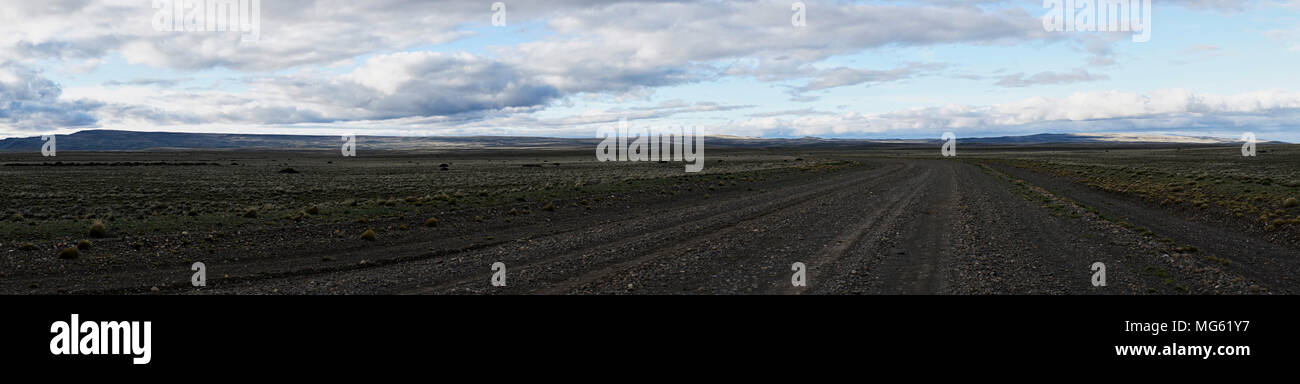 Ländliche Straße im argentinischen Patagonien. Panorama. Horizontlinie. Stockfoto