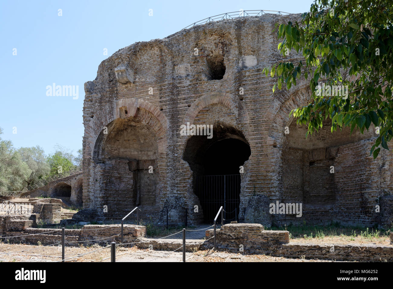 Die Ruinen des Turms von Roccabruna. Villa Adriana. Tivoli. Italien. Der Turm kann von Hadrian als astronomisches Observatorium der s verwendet wurden. Stockfoto