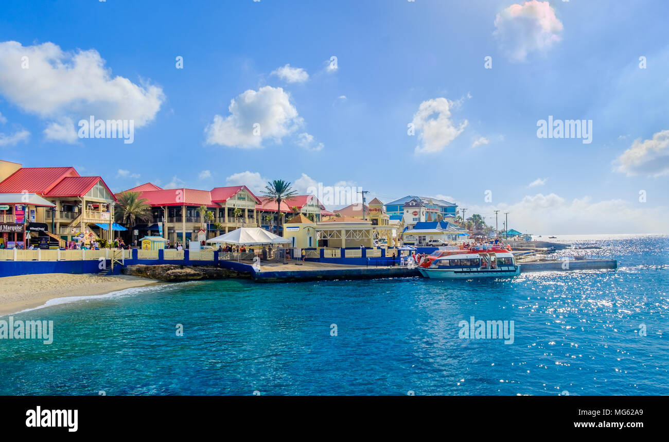 Grand Cayman, Cayman Islands, Feb 2018, Touristen, die sich einem marine Shuttle auf George Town Port South Terminal Stockfoto