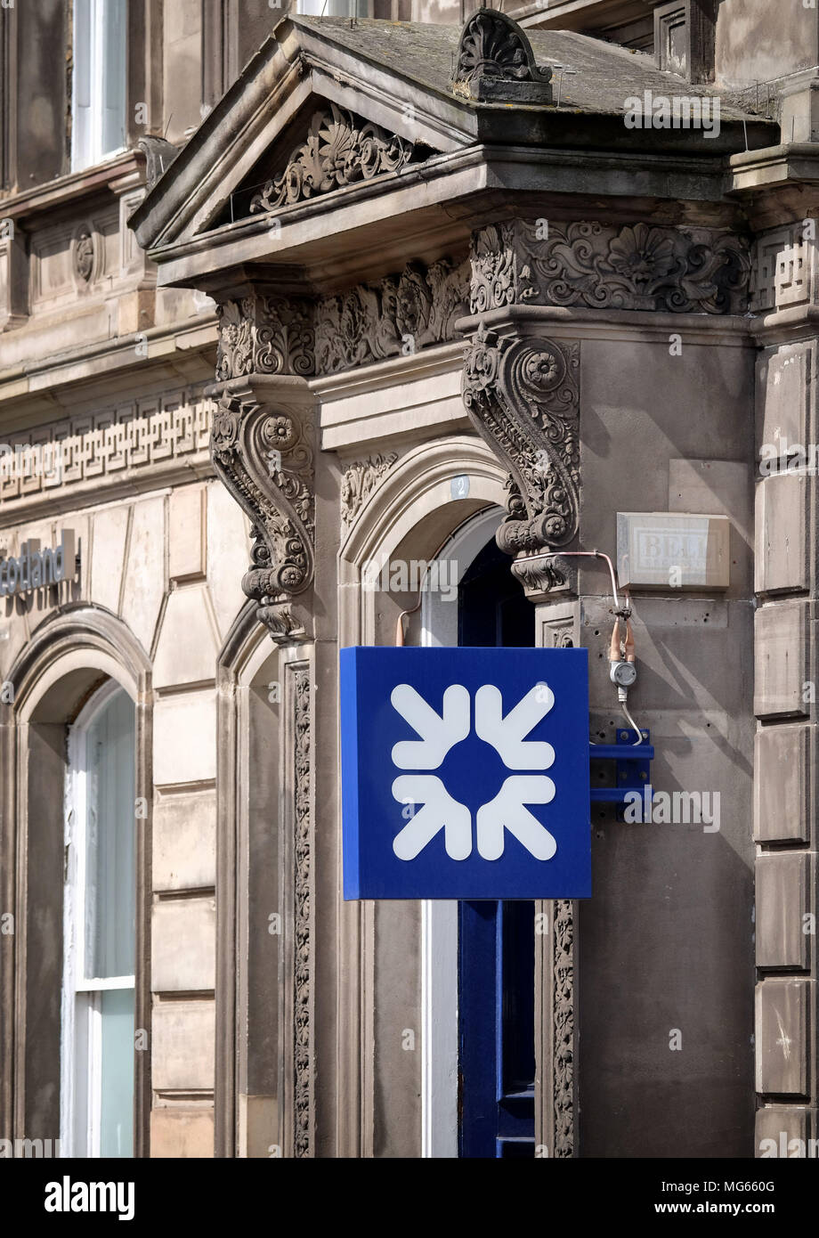 Der Eingang zur Niederlassung der Royal Bank of Scotland in der Constitution Street, Edinburgh, da die RBS einen Anstieg des Gewinns im ersten Quartal um 206 % auf £792 Millionen gemeldet hat, da die steuerpflichtige Bank ihren Weg zur Erholung fortsetzt. Stockfoto