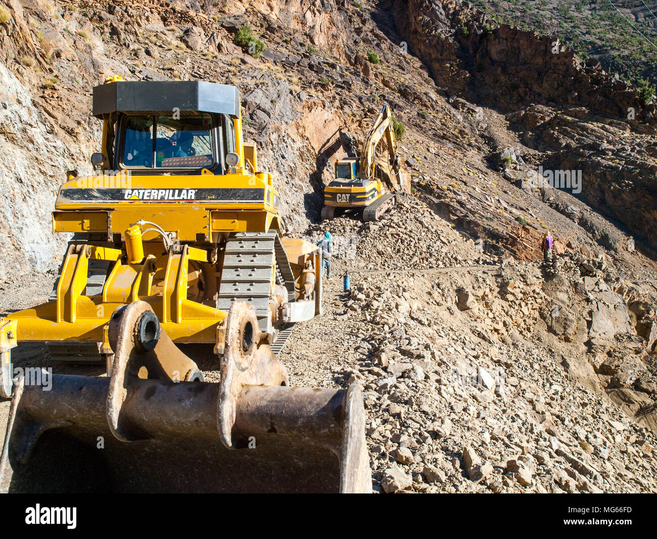 Straßenbau Maschinen graben eine neue Straße durch den Atlas, Marokko Stockfoto
