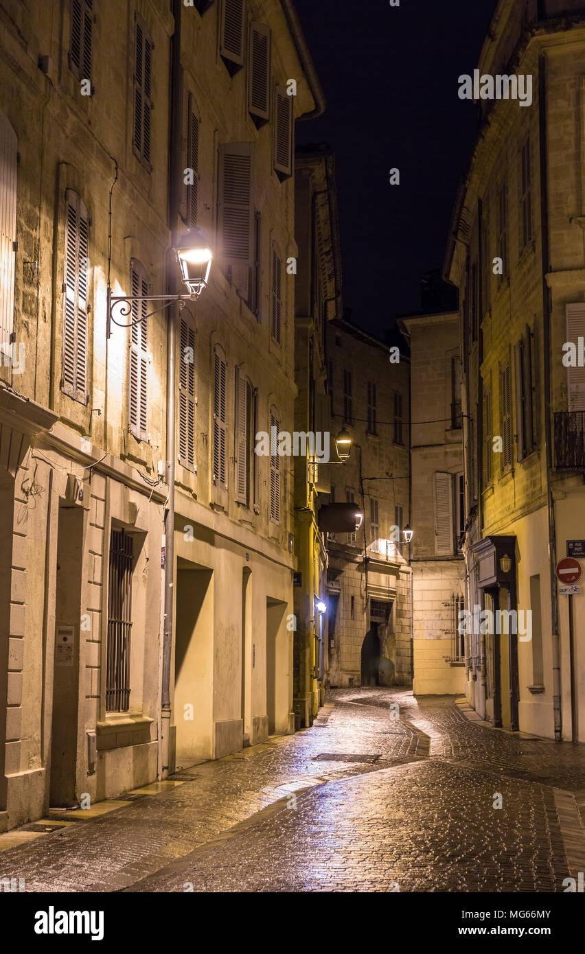 Eine Straße in der Nacht Avignon - Frankreich Stockfoto