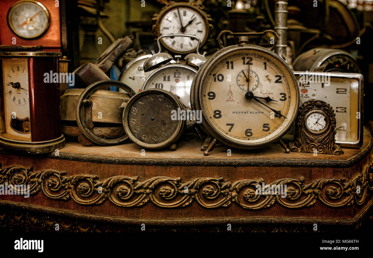 Eine Sammlung von Uhren im alten Speicher in den Alten Markt in der Altstadt von Kairo Stockfoto