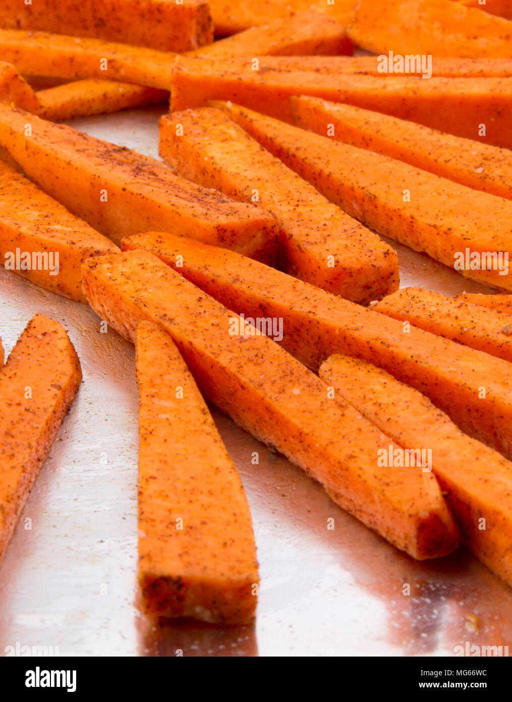 Süßkartoffel frites auf ein Backblech Stockfoto