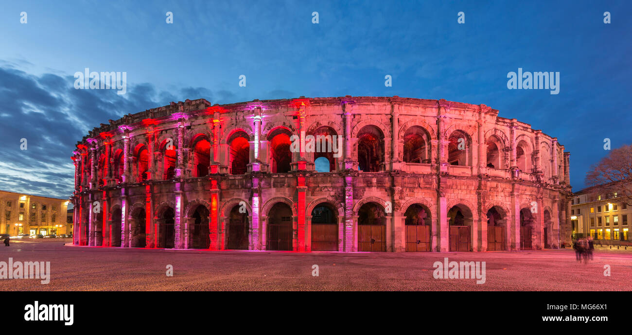 Römisches Amphitheater - Arena von Nimes am Abend - Frankreich, Langued Stockfoto