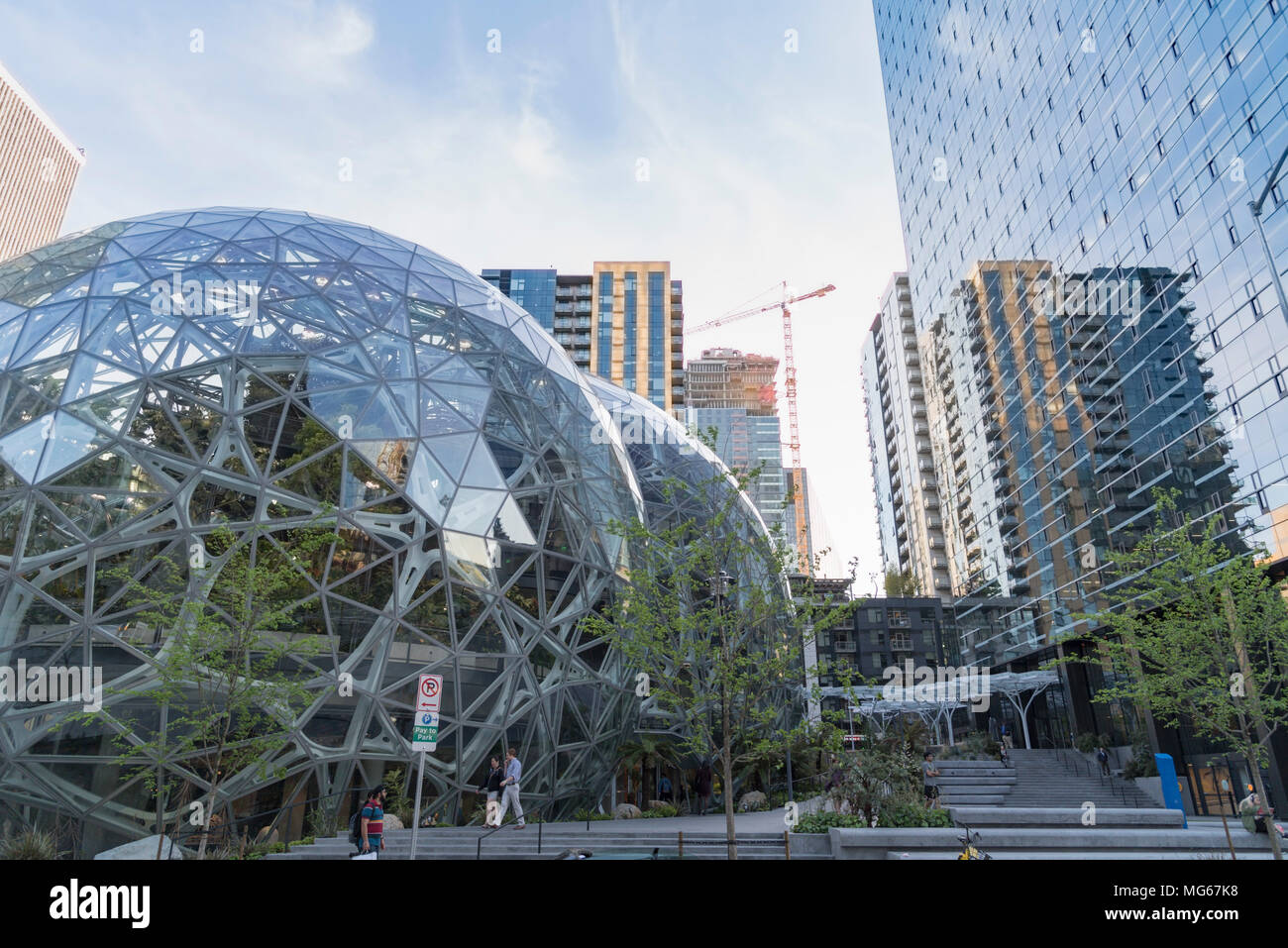 Die Amazon Company World Headquarters Sphären terrarium grüne Häuser in der  Innenstadt von Seattle auf einem Frühling Nachmittag ca. April Kran 2018  Stockfotografie - Alamy
