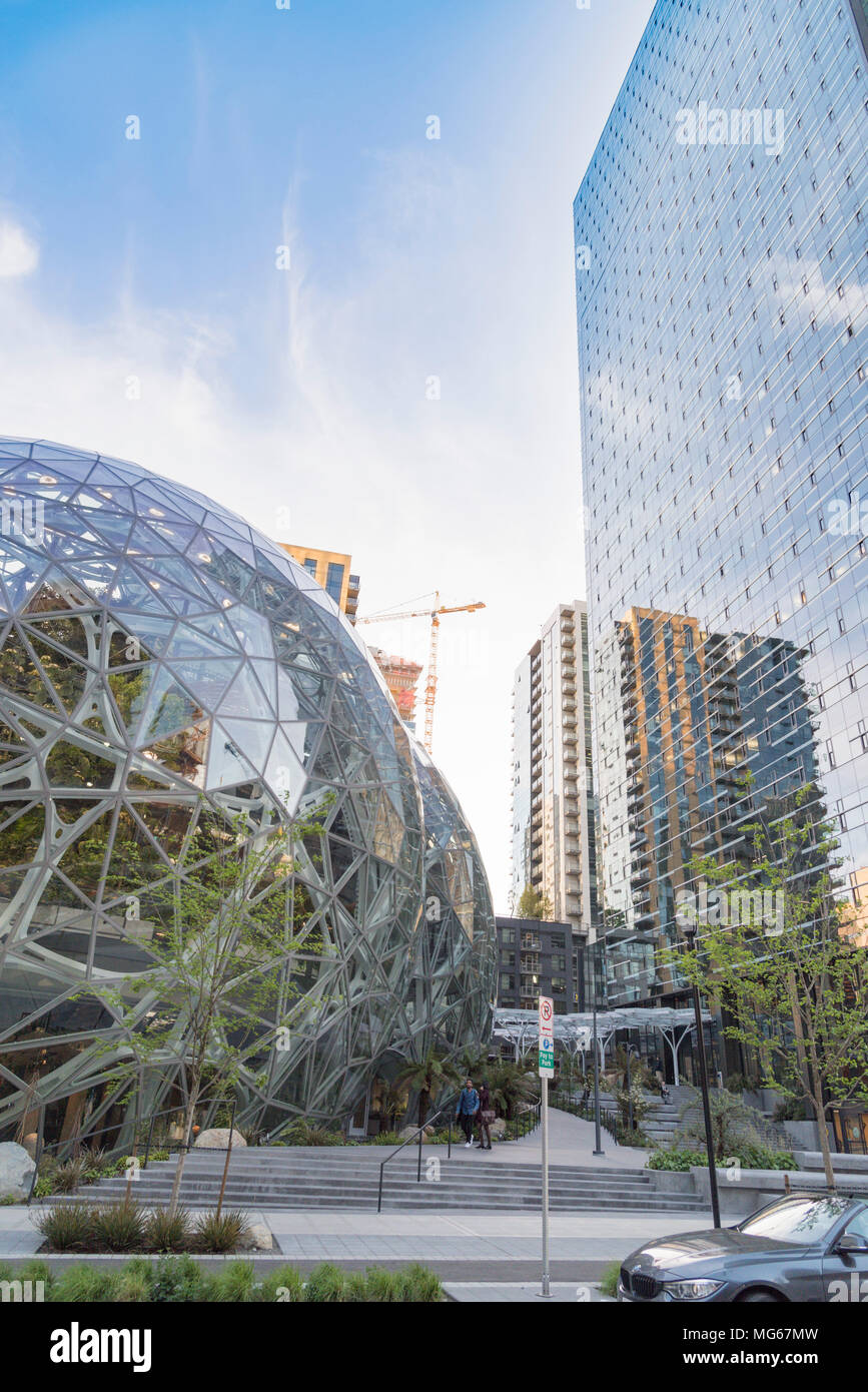 Die Amazon Company World Headquarters Sphären terrarium grüne Häuser in der Innenstadt von Seattle auf einem Frühling Nachmittag ca. April 2018 vertikale entfernt. Stockfoto
