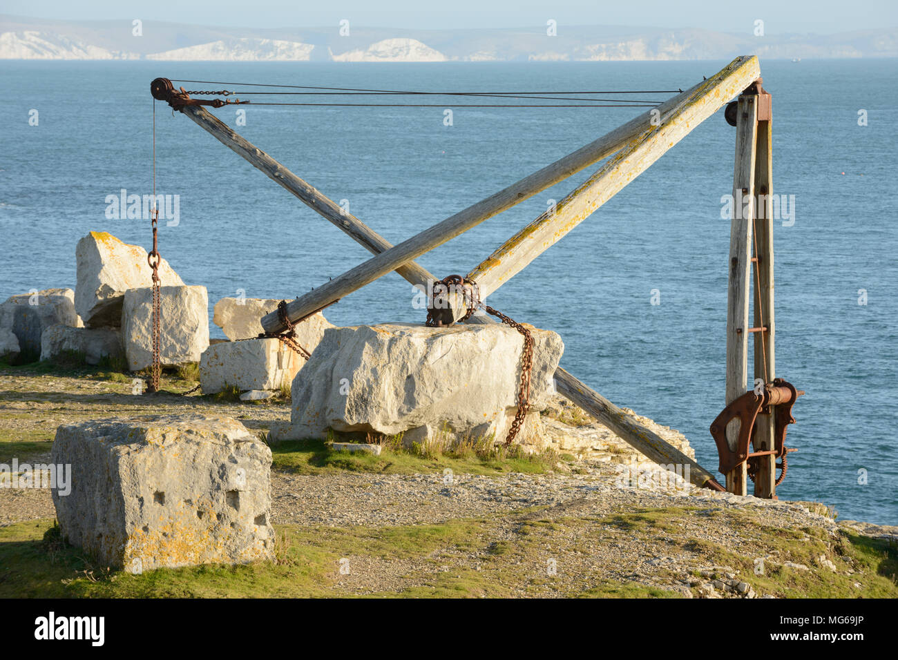 Eine alte hölzerne Kran zum heben Boote ins Meer auf Portland, Dorset verwendet. Stockfoto