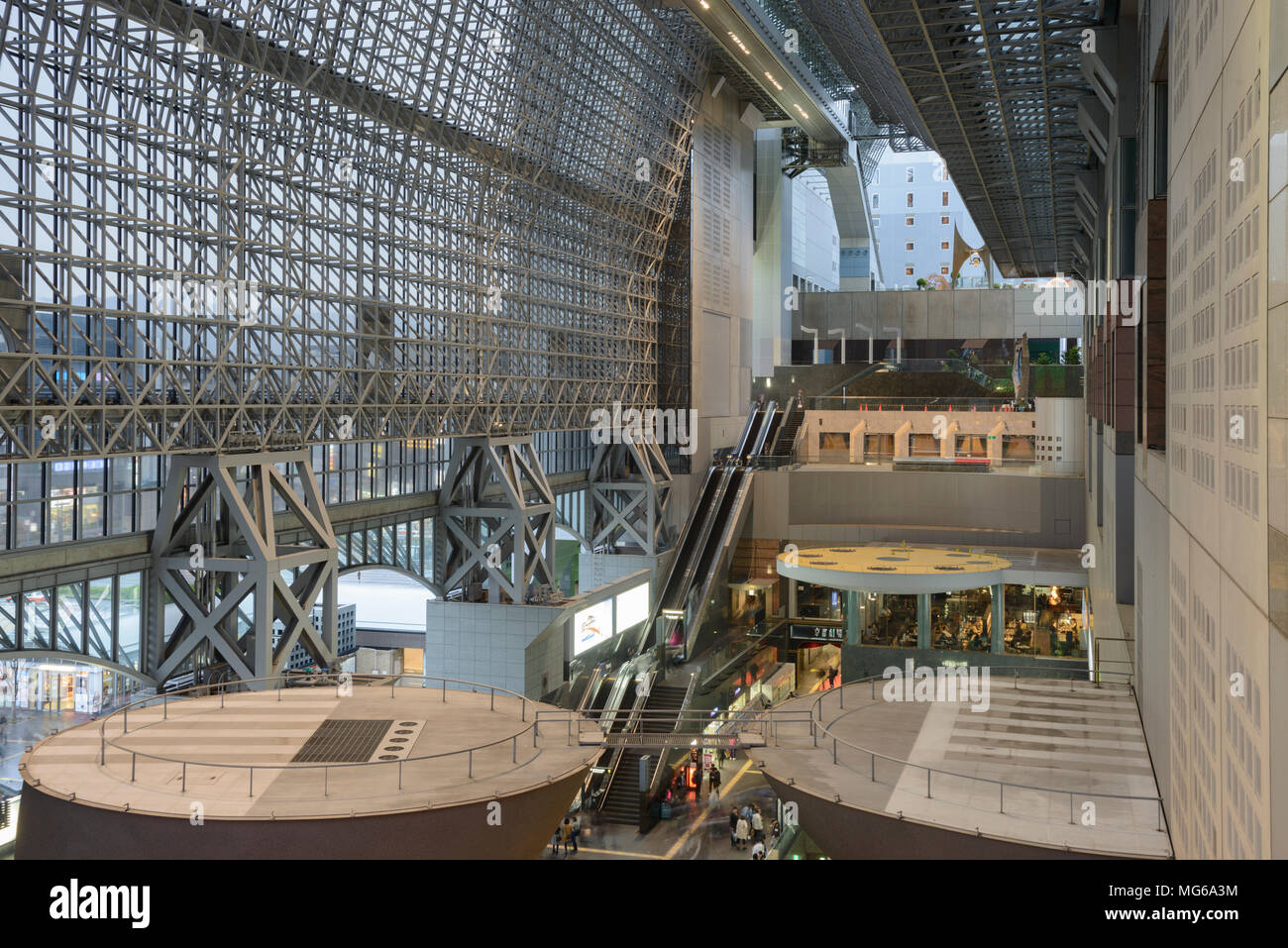 Die futuristische Interieur der Bahnhof von Kyoto in Japan. Stockfoto