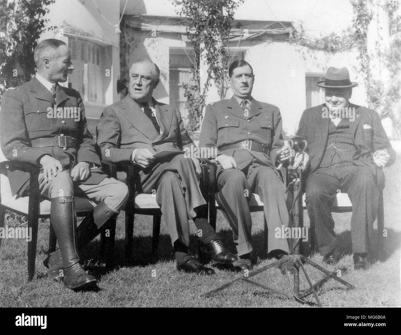 Französischen verantwortlichen Henri Giraud (links) und Charles de Gaulle sitzen nach dem schütteln Hände in Anwesenheit von Franklin D. Roosevelt und Winston Churchill (Casablanca Konferenz, 14. Januar 1943) Stockfoto