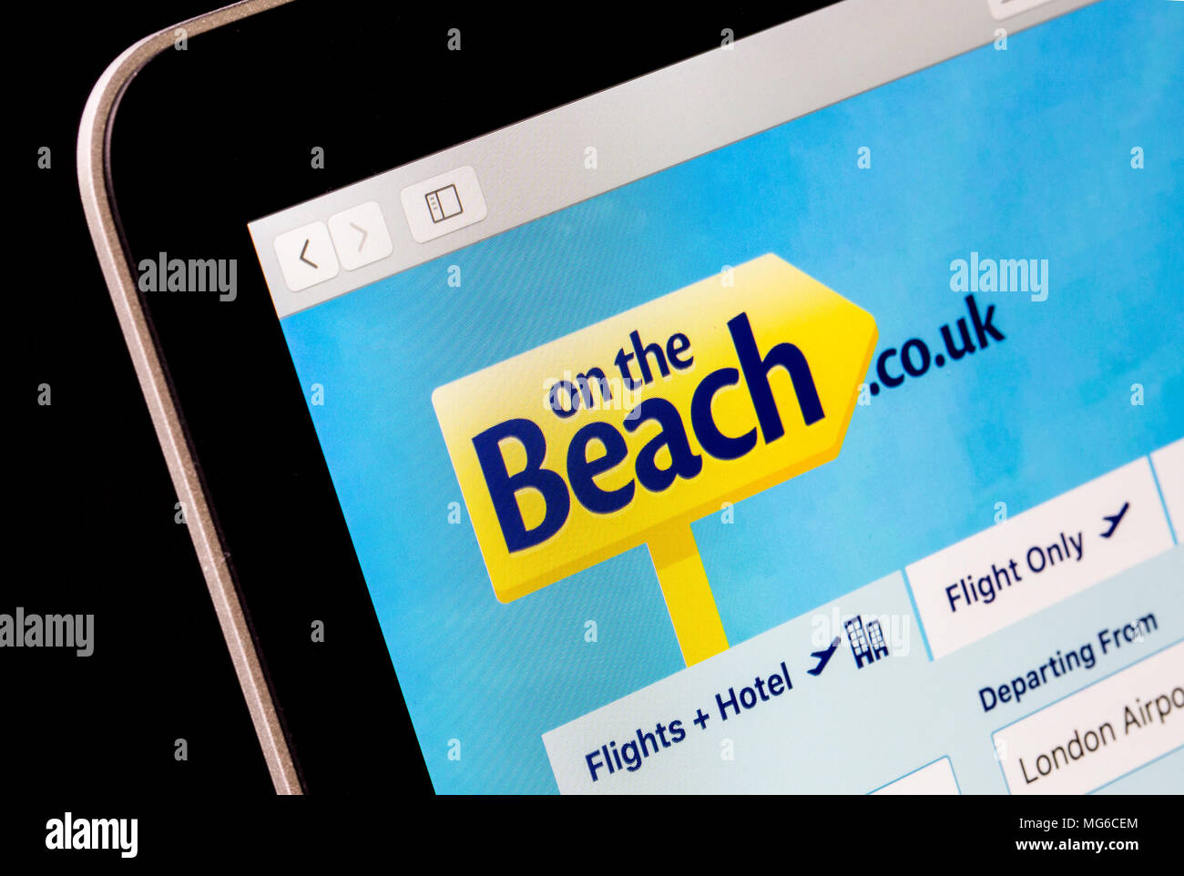 Am Strand travel Web site auf einem Laptop. Stockfoto