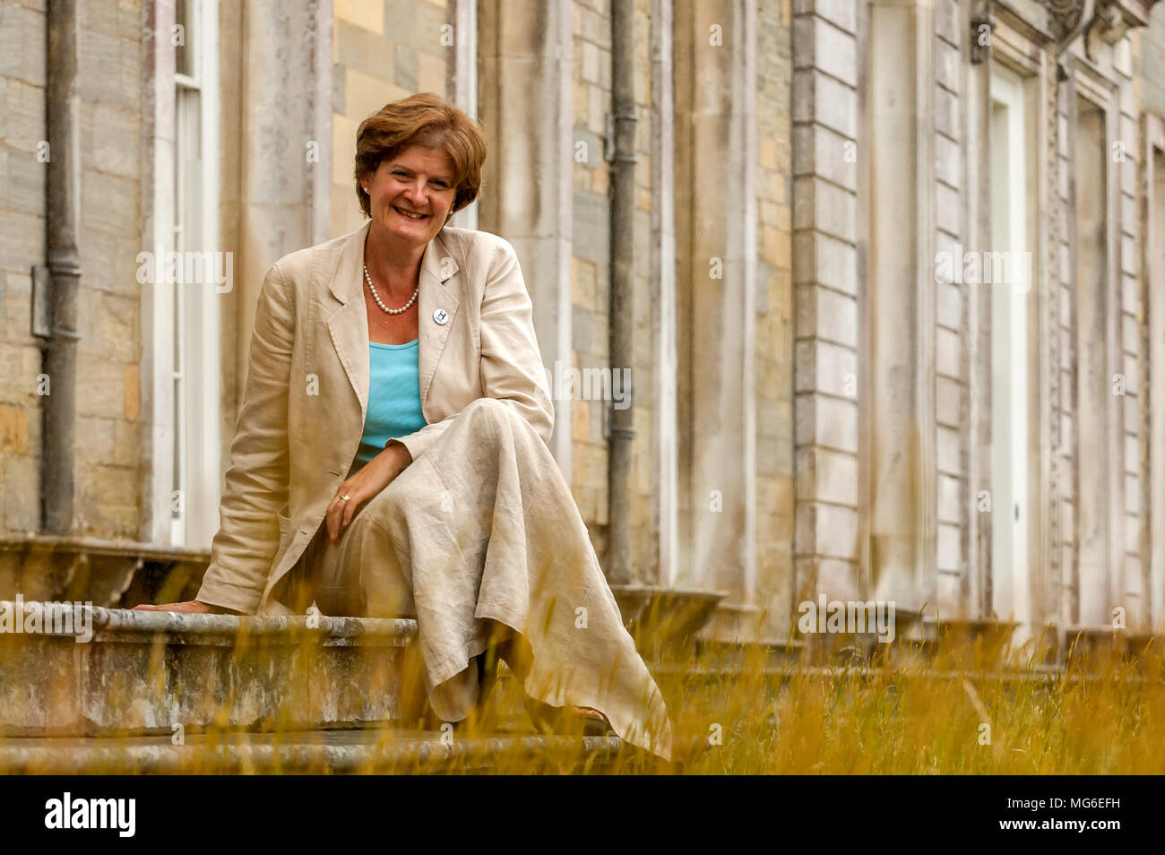 Fiona Reynolds, GD des National Trust, fotografiert in Petworth House, West Sussex, während der Teilnahme an der Attingham Summer School. Stockfoto