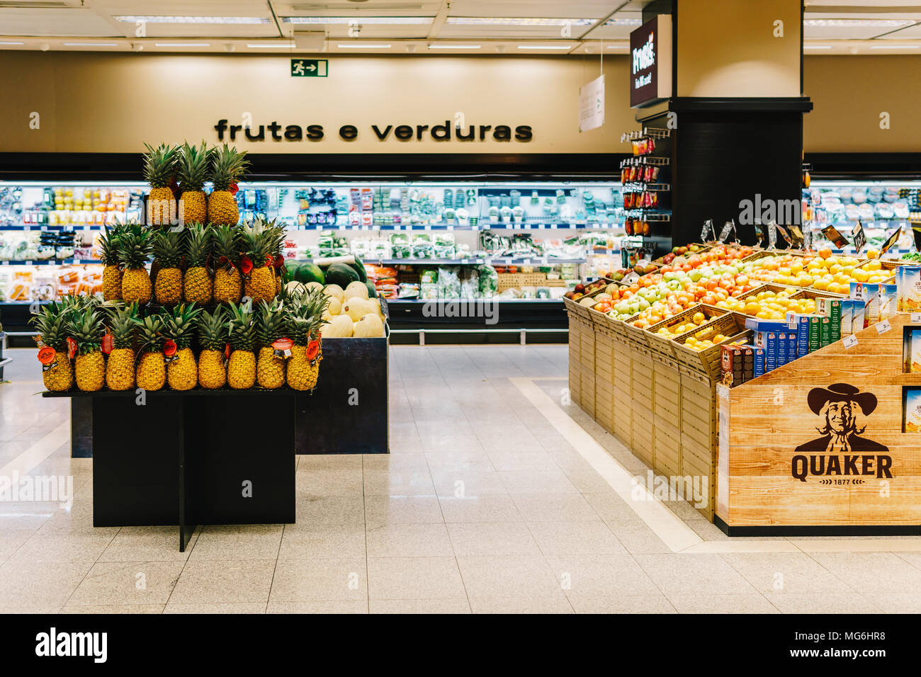 Lissabon, Portugal - 15. AUGUST 2017: gesunde, frische Früchte und Gemüse zum Verkauf im Supermarkt Stockfoto