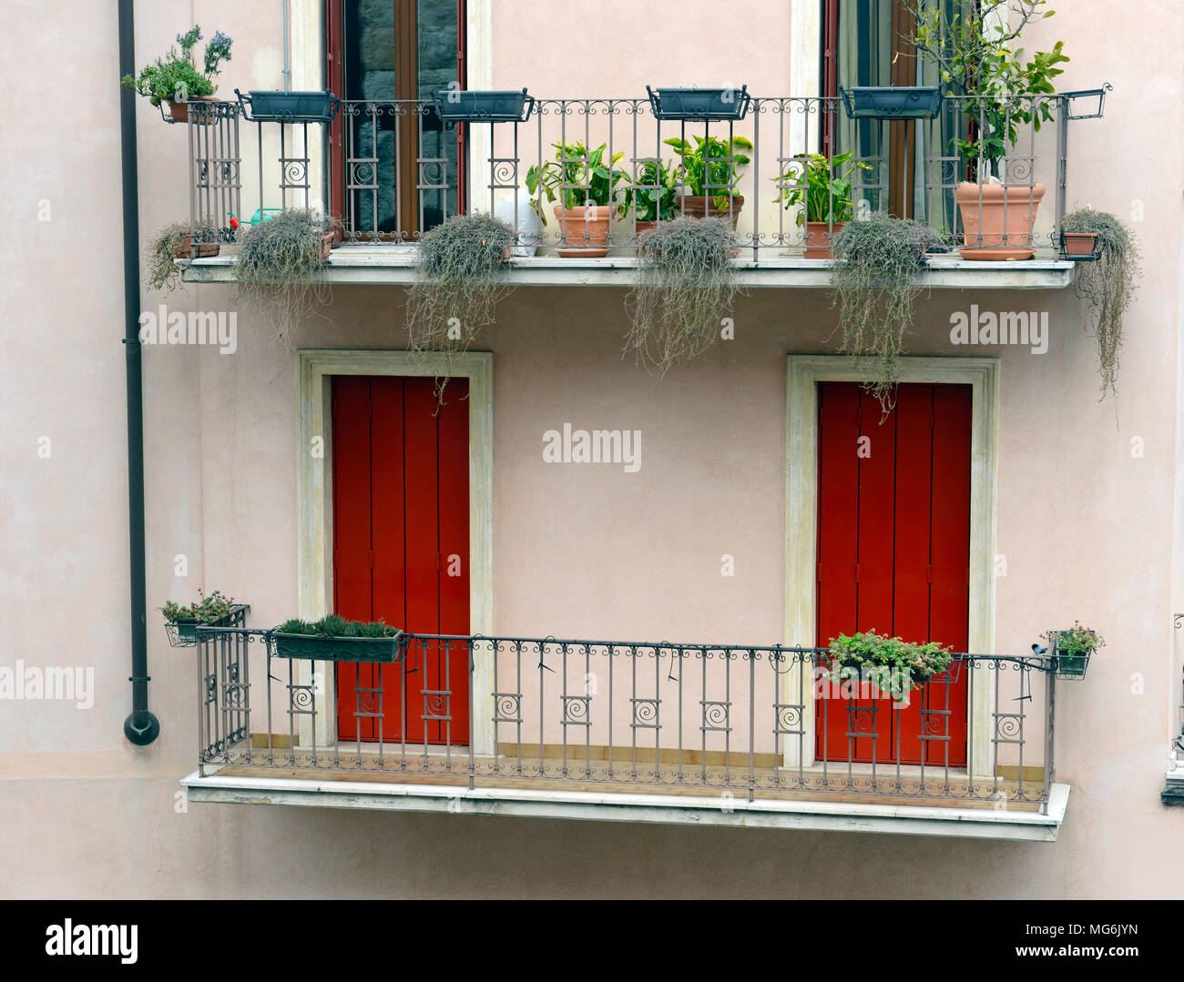 Zwei Balkone mit vier Türen in Gebäude in Verona, Italien Stockfoto