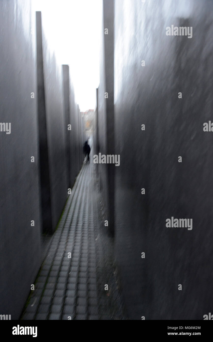 Flüchtige Abbildung bewegt sich in einer Unschärfe durch den Holocaust Mahnmal Berlin Deutschland Stockfoto