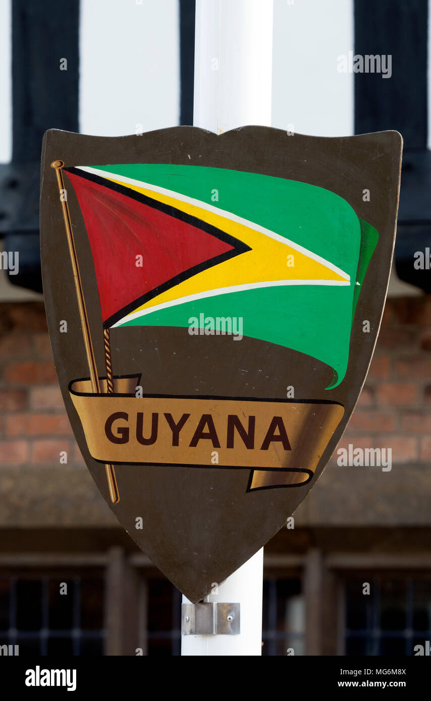 Die Fahne von Guyana auf einem Schild, Stratford-upon-Avon, Großbritannien Stockfoto