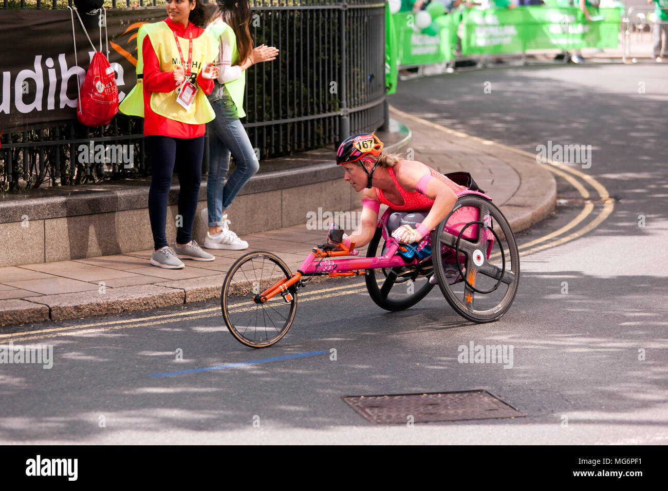 Mel Nicholls für Großbritannien konkurriert, in der London Marathon 2018 Elite Rollstuhl Rennen. Mel ging auf 14. in einer Zeit von 01.58., 24.. Stockfoto