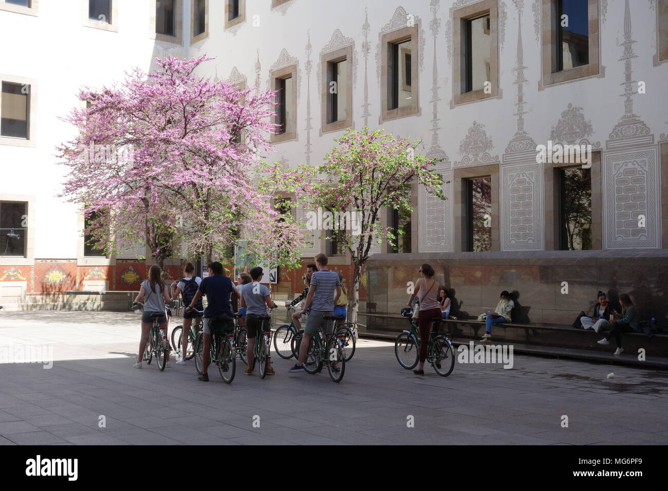 Gruppe von Touristen auf Radtour im Centre de Cultura Contemporània, Barcelona, Katalonien, Spanien Stockfoto