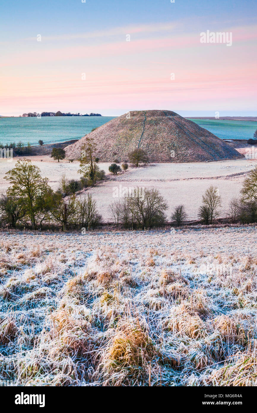 Ein Frostiger Morgen am Silbury Hill in Wiltshire. Stockfoto