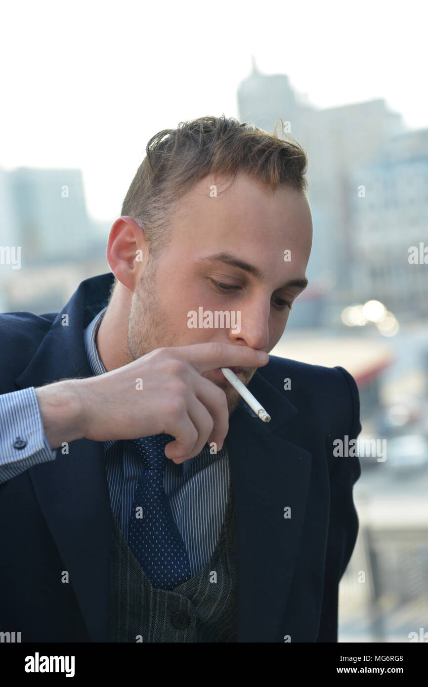 Gut aussehender Geschäftsmann Rauchen einer Zigarette Stockfoto