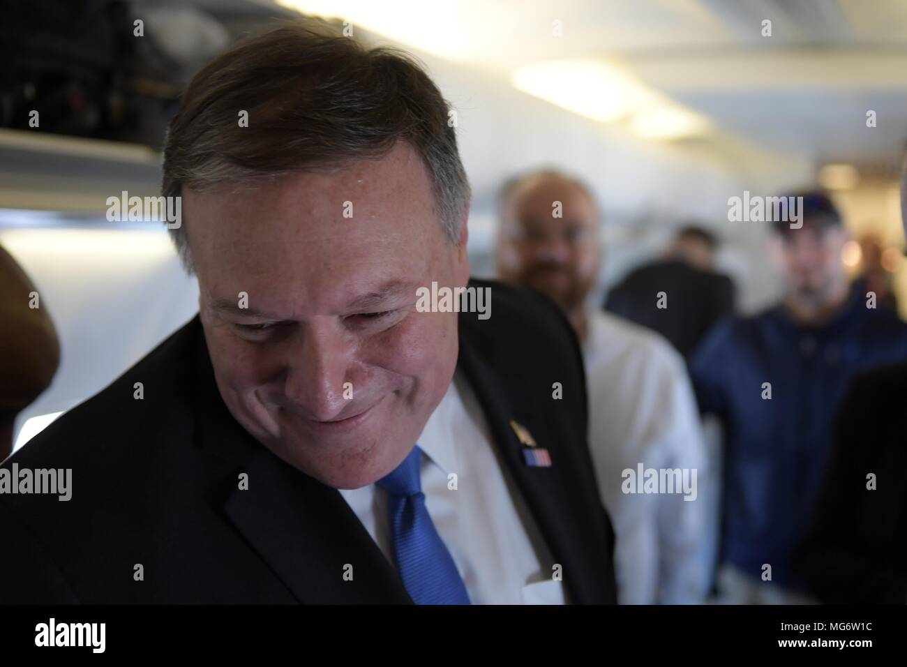 Us-Staatssekretär Mike Pompeo, Links, begrüßt die Mitglieder seines Personals, als er Boards sein Flugzeug für seine erste Auslandsreise als Sekretär am 26. April 2018 in Washington, DC. Pompeo ist auf dem Weg nach Belgien für das NATO-ausländische Ministertagung. Stockfoto