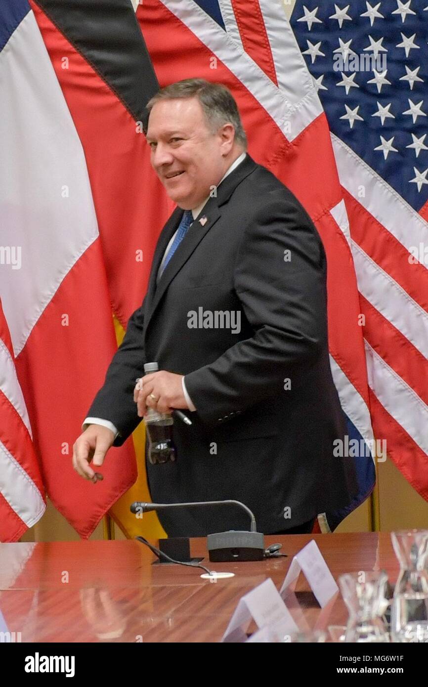 Us-Staatssekretär Mike Pompeo kommt im NATO-Hauptquartier für die ausländischen NATO-Ministertreffen am 27. April 2018 in Brüssel, Belgien. Pompeo ist auf seiner ersten Auslandsreise als Sekretärin nach dem Tag vor vereidigt. Stockfoto