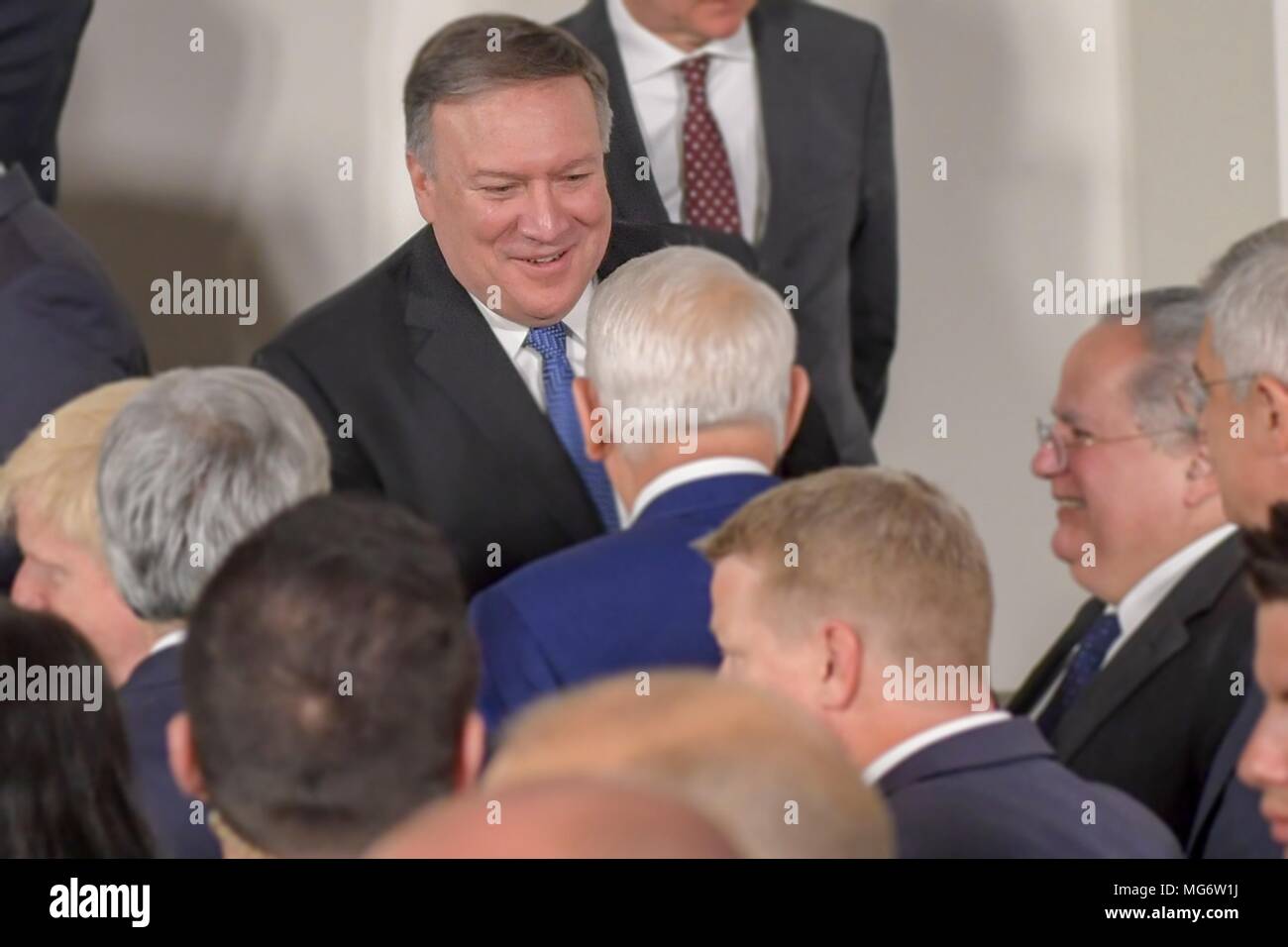 Us-Staatssekretär Mike Pompeo grüßt seinen Amtskollegen als er ankommt im NATO-Hauptquartier für die ausländischen NATO-Ministertreffen am 27. April 2018 in Brüssel, Belgien. Pompeo ist auf seiner ersten Auslandsreise als Sekretärin nach dem Tag vor vereidigt. Stockfoto