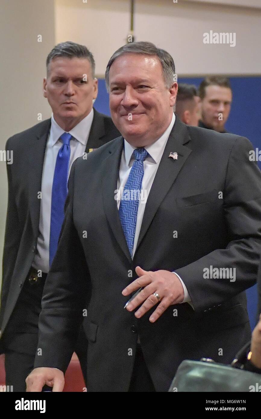 Us-Staatssekretär Mike Pompeo kommt im NATO-Hauptquartier für die ausländischen NATO-Ministertreffen am 27. April 2018 in Brüssel, Belgien. Pompeo ist auf seiner ersten Auslandsreise als Sekretärin nach dem Tag vor vereidigt. Stockfoto